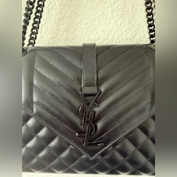 Envelope Triquilt Medium YSL Shoulder Bag in Grained Leather - Picture 13 of 14